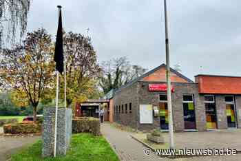 Zwarte vlaggen uit protest tegen voetbalpitch aan Kempengalm