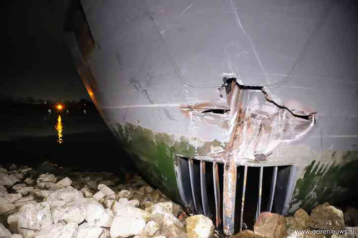 Leeg tankschip botst op de Waal tegen krib, één persoon onwel