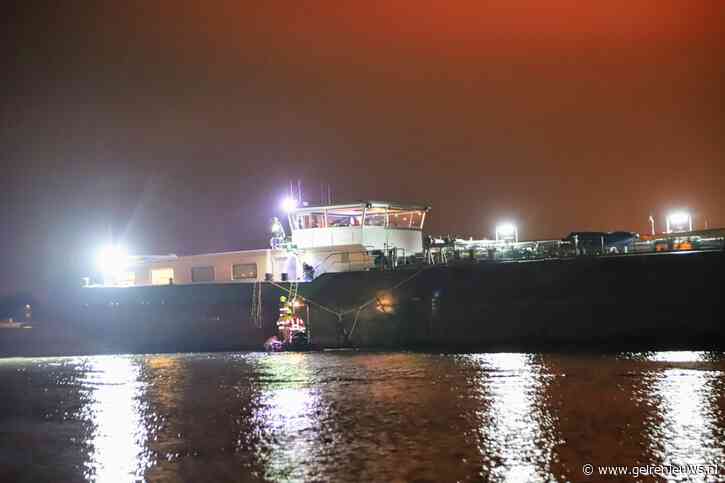 Schipper overlijdt op boot: stuurloos tankschip botst tegen krib op Waal