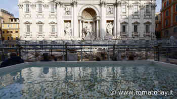 Fontana di Trevi con passerella, multa per chi lancia le monetine e numero chiuso