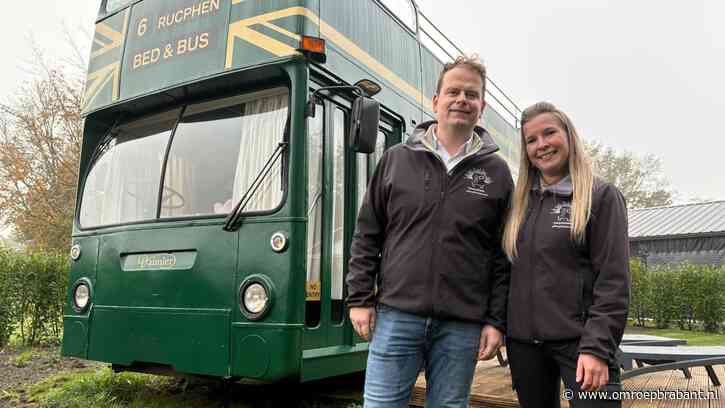 Bijzondere blikvanger in het weiland, de 'Bed& Bus' van Manon en Johnno