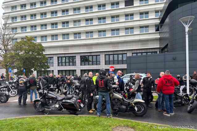 Indrukwekkende colonne motards begeleidt overleden Frédéric De Meyer naar uitvaartdienst: “Frédéric had dit echt geweldig gevonden”