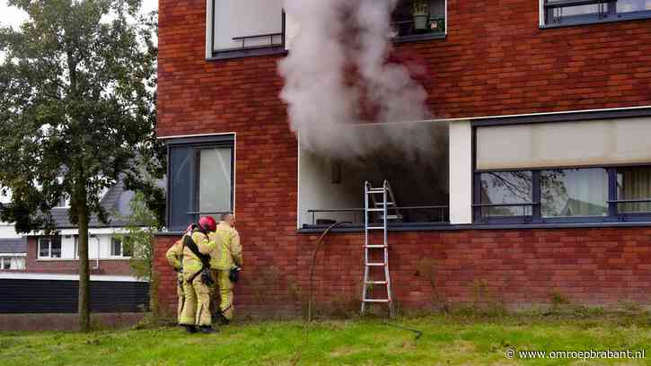 Felle brand in woonkamer appartement, ramen gesprongen