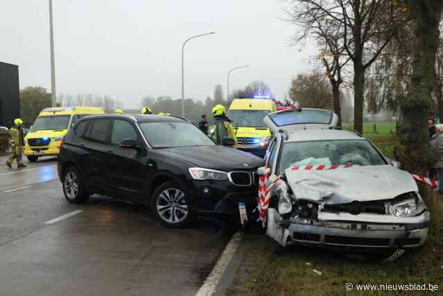 Wagen knalt tegen boom na aanrijding: drie lichtgewonden