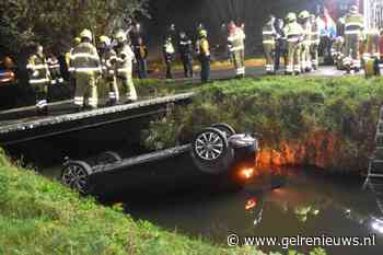 Automobilist belandt met auto ondersteboven in sloot