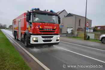 Auto lekt brandstof van Parike tot bakker Rondplein en terug