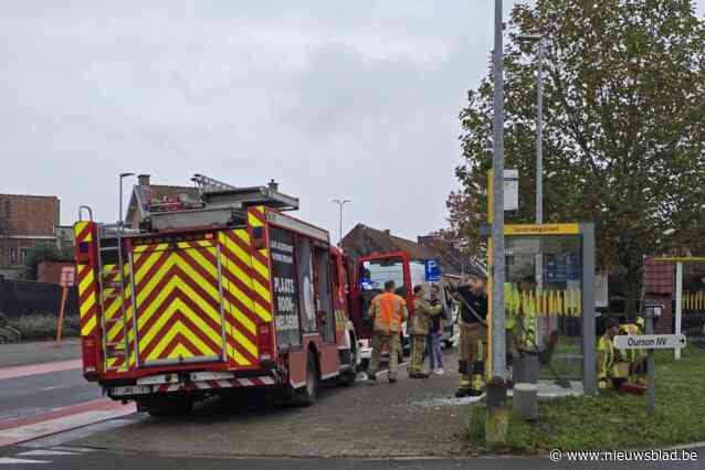 Auto bolt van parking en knalt tegen bushokje