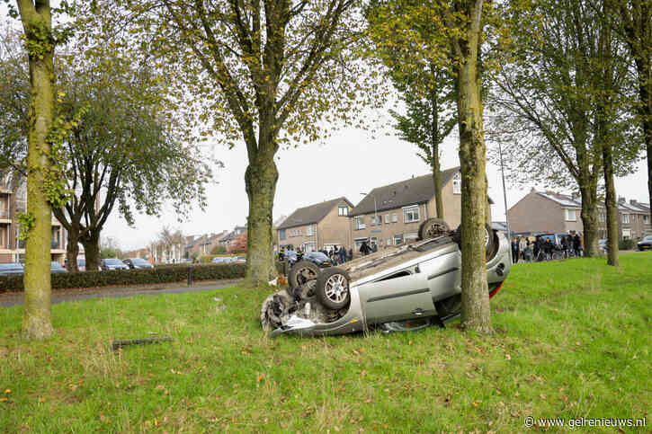 Automobilist zonder rijbewijs crasht met hoge snelheid in woonwijk