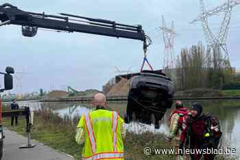 Duikteam van brandweer lokaliseert gestolen wagen met openstaande koffer in kanaal: “Gelukkig geen slachtoffers”