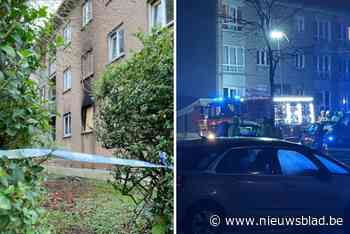 Twintig bewoners brengen nacht door in gemeentehuis na brandstichting in appartement: “De gang hing vol rook”