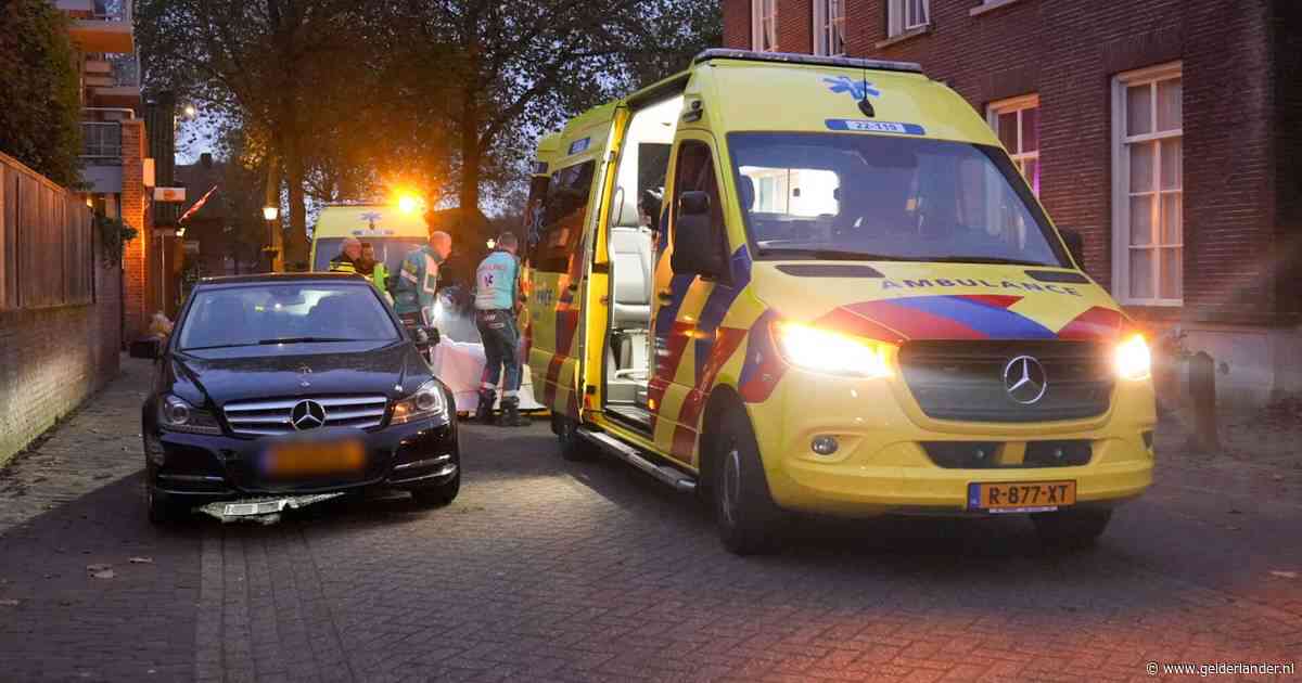 Oudere vrouw zwaargewond bij aanrijding door eigen man