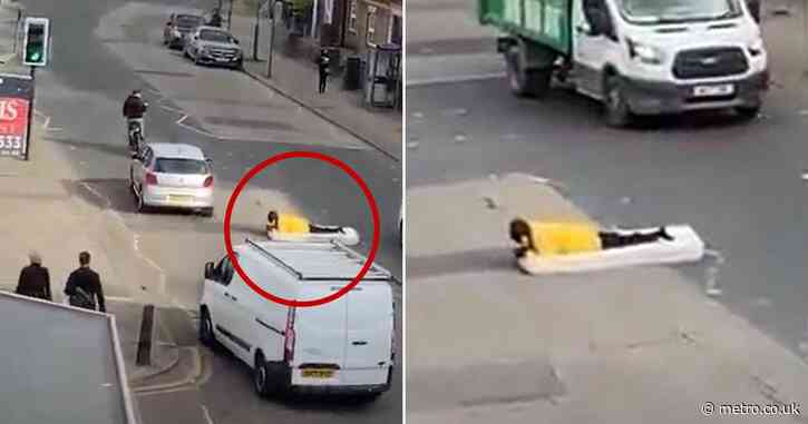 Man captured snoozing on mattress in the middle of busy London road