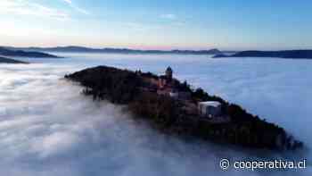 La espectacular imagen del castillo que "flota entre las nubes" en Francia