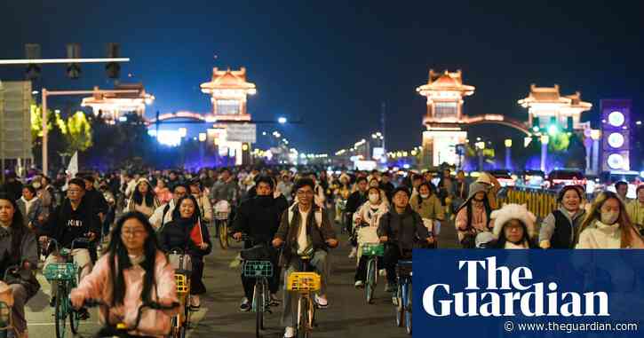 Thousands of Chinese students take part in night cycle ride in search of dumplings – video