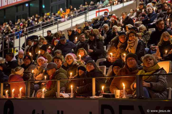 „Stille Nacht, heilige Nacht“: Stadionsingen in Essen und Bochum