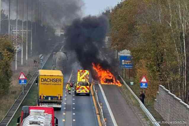 Auto in lichterlaaie op E314 in Genk