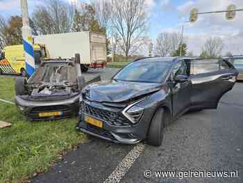 Auto op de kop na botsing