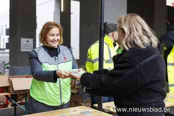 Stad deelt nu ook (verplichte) fluohesjes uit aan stadspersoneel voor fietsverplaatsingen tijdens de werkuren