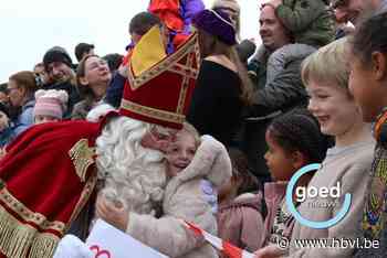 Honderden kinderen geven Sinterklaas warm welkom in Stokrooie