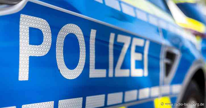 Polizisten nehmen Schüler illegale Böller ab