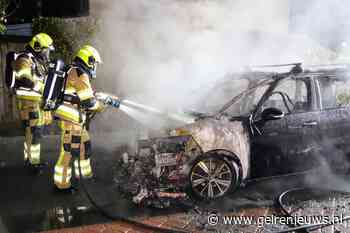 Geparkeerd auto door brand verwoest