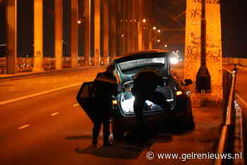 Man springt van brug de Waal in