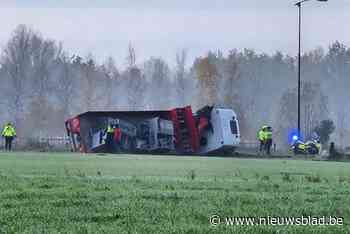 Vrachtwagen komt in de berm terecht: Tieltsesteenweg volledig afgesloten