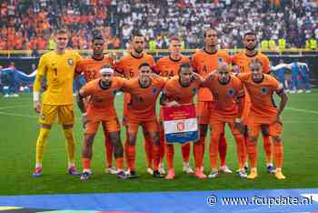 Iedereen bij Oranje kijkt naar de broek van Jan Paul van Hecke