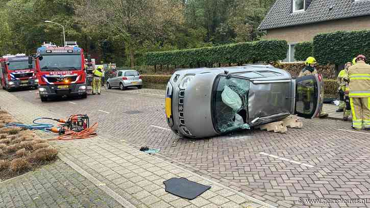 Auto op z’n kant, vrouw gewond naar ziekenhuis