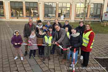 Basisschool maakt van stenen speelplaats groene omgeving: “Kinderen gaan anders met elkaar om met groen in de buurt”