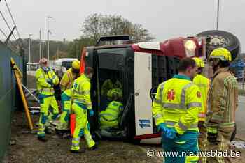 Brandweer redt man uit gekantelde oplegger