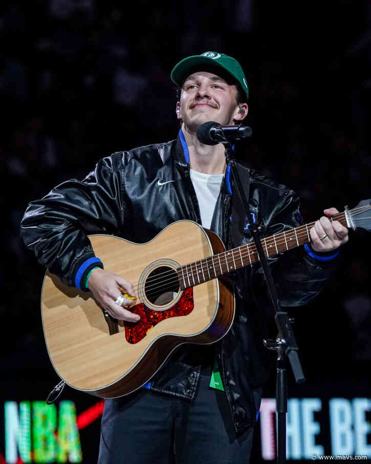 American Idol Finalist Debuts Song During Mavs Halftime