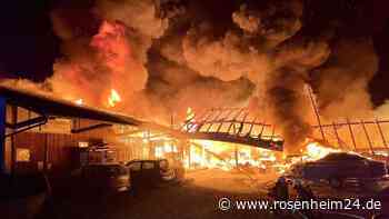 Scheune brennt in Oberbayern lichterloh - 170 Feuerwehrler die ganze Nacht lang im Einsatz