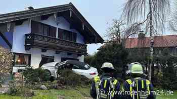 Bei Gmund am Tegernsee: Frau (82) kracht mit Mercedes durch die Hauswand