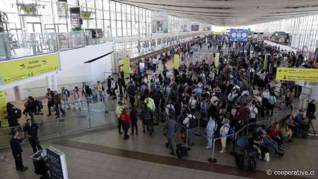 Movilización de trabajadores provoca largas filas y demoras en el Aeropuerto de Santiago