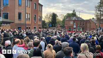 Thousands gather in town to mark Armistice Day