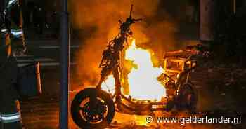 Scooter volledig in brand op Lange Wal in Arnhem