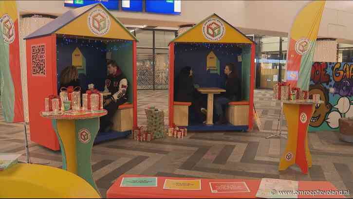 Almere - Luisterhuisjes op station Almere Centrum tegen eenzaamheid jongeren