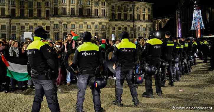 LIVE Geweld Amsterdam | 265 pro-Palestijnse demonstranten afgevoerd door politie, nog steeds druk op de Dam