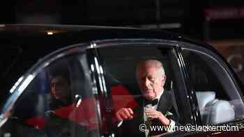 Koning Charles zonder koningin Camilla bij première Gladiator 2