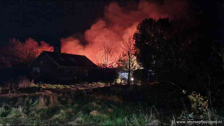 Swifterbant - Brand legt boerenschuur bij Swifterbant in de as