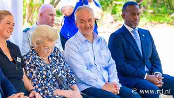 Prinses Beatrix lijkt weg te dommelen bij voorstelling op Sint Maarten