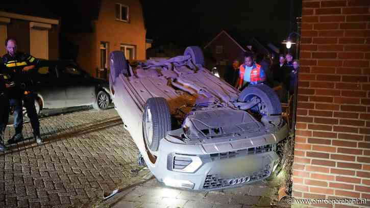 Vrouw slaat met auto over de kop en raakt gewond