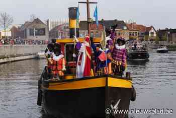 Rode brievenbus van Sinterklaas geplaatst op Rheinbachplein