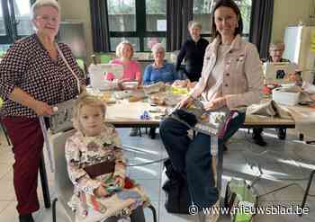 Naaiclubje op basisschool maakt voelschortjes en frutseldoekjes