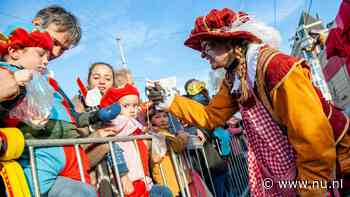 Recordaantal Pieten deelt glutenvrije pepernoten uit bij Sinterklaasintochten