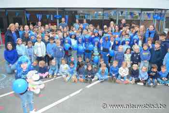 Basisschool kleurt blauw om diabetespatiëntje Amber (6) hart onder de riem te steken