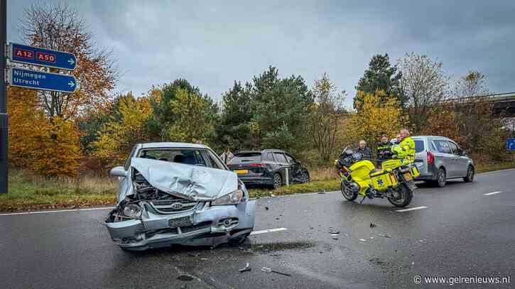 Veel schade na ongeval op kruispunt in Arnhem