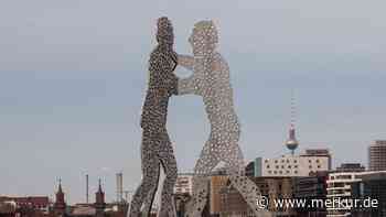 Aktivisten besetzen Berliner „Molecule Man“