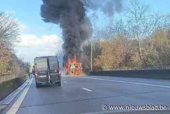 Brandende bus op E34 richting Turnhout: weg versperd in Ranst